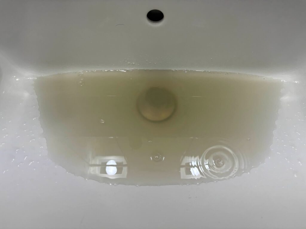 水拭き後の汚水タンクの中身